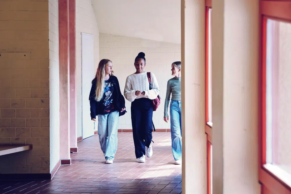 Eine Gruppe von Mädchen, die in einem Korridor spazieren gehen