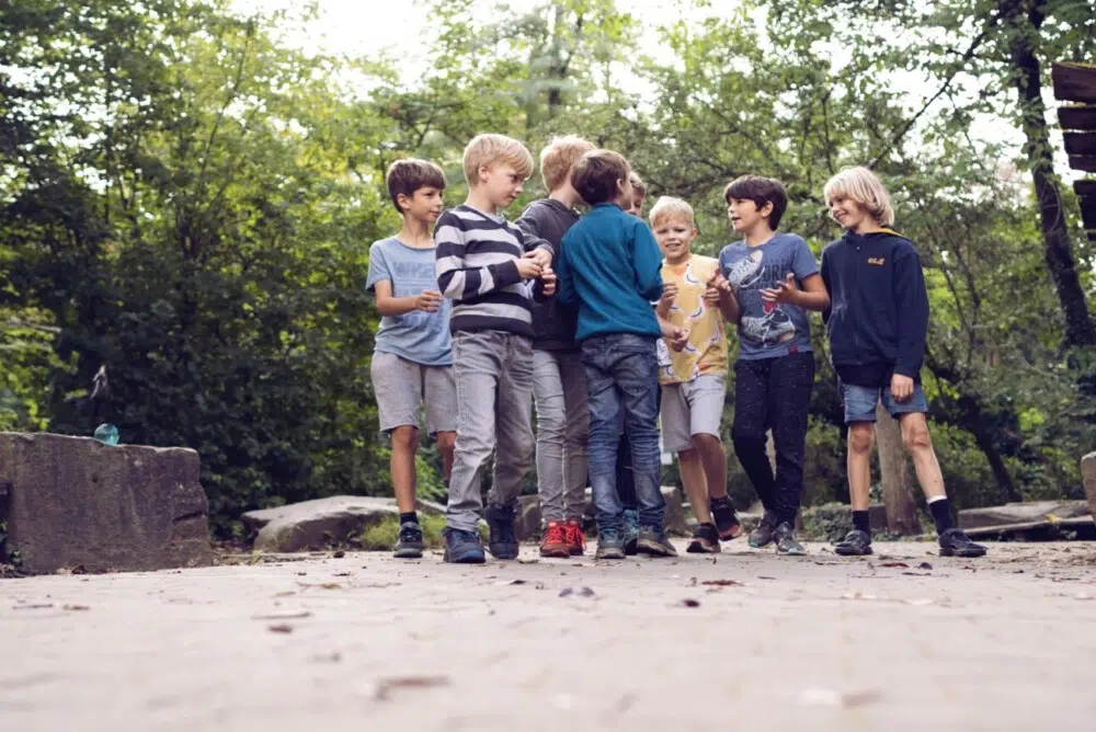 Eine Gruppe von Kindern, die draußen zusammenstehen