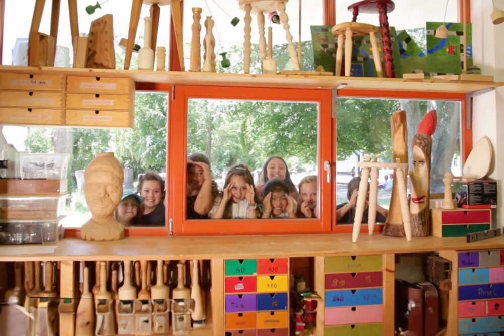 Eine Gruppe von Kindern, die durch ein Fenster schauen