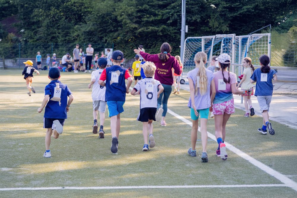 Eine Gruppe von Kindern, die auf einem Feld rennen