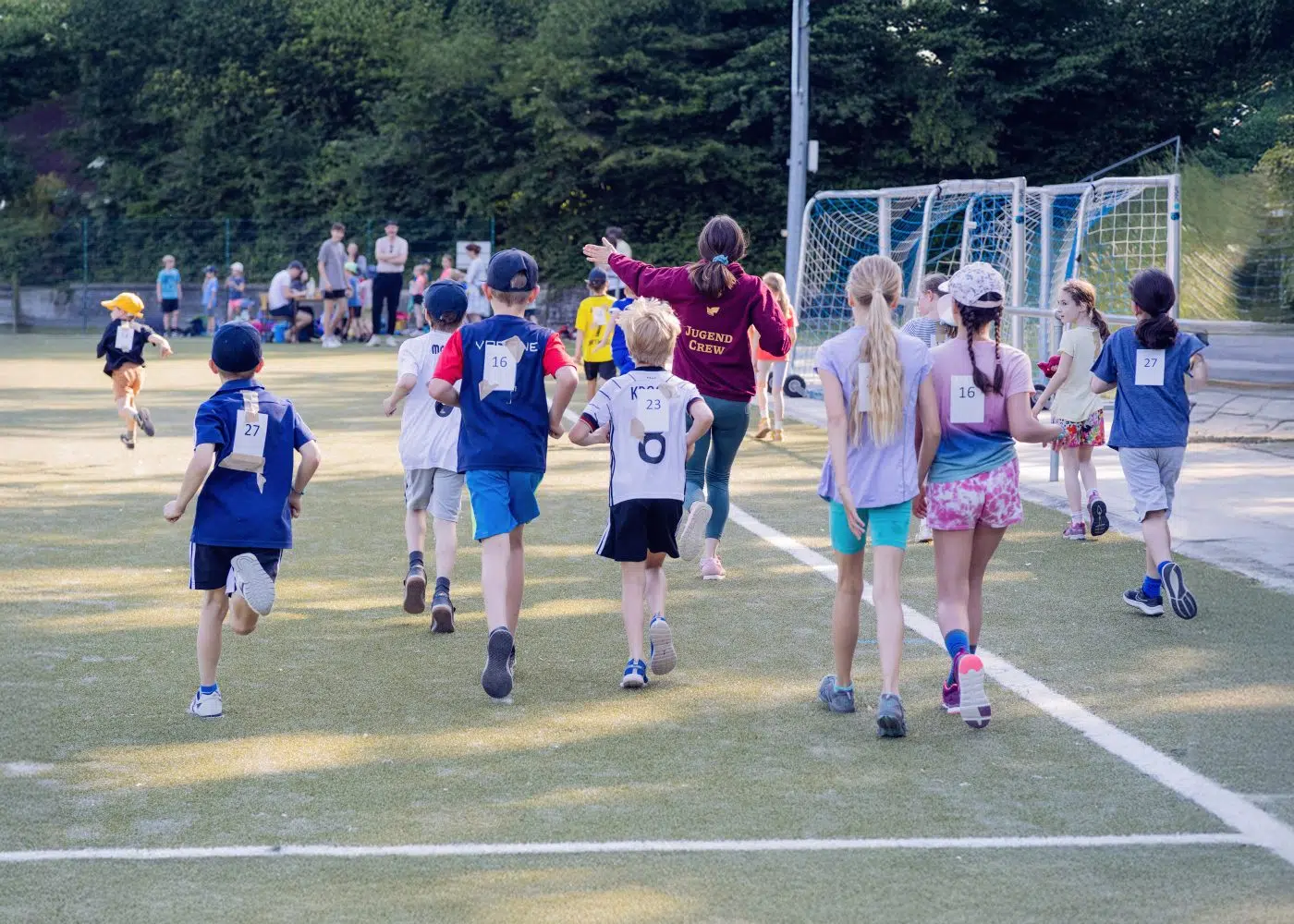 Eine Gruppe von Kindern, die auf einem Feld rennen